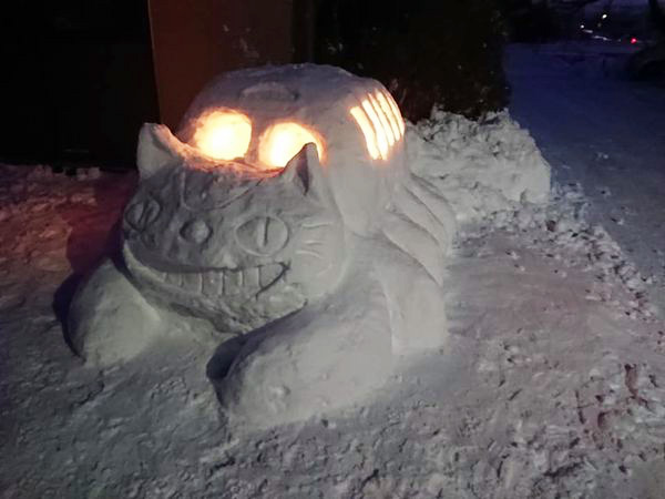 連日の雪の中、知人が子供たちのために猫バスを作りました。すごい完成度です！青森県三沢市プラズマレーザーシステム・除菌水・虫歯・歯周病治療の歯医者よしだ歯科医院のブログです。