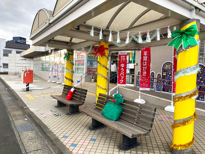 青森県三沢市の歯医者、よしだ歯科医院インビザライン治療(マウスピース型の矯正装置)のブログ。今年のみさわ郵便局のクリスマス飾りです。ポストとその横にあるバスの待ち合いベンチが、可愛らしく飾られていました！