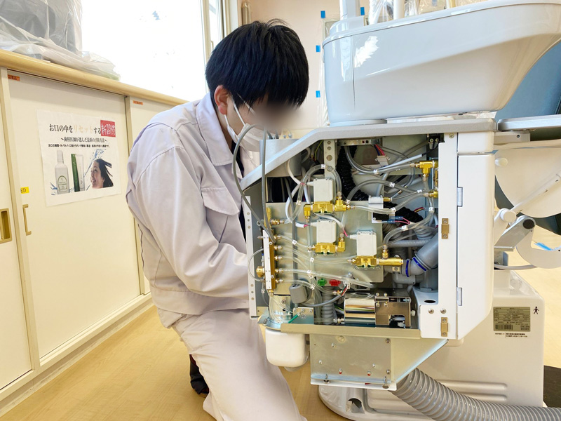 青森県三沢市の歯医者よしだ歯科医院インビザライン治療(マウスピース型の矯正装置)のブログ。古い機械を撤去した後新しい機械が到着です。