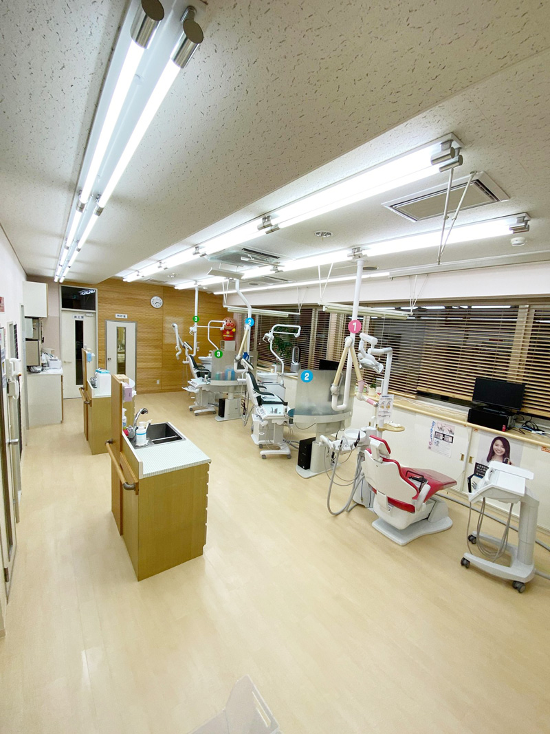 青森県三沢市の歯医者よしだ歯科医院インビザライン治療(マウスピース型の矯正装置)のブログ。古い機械を撤去した後新しい機械が到着です。