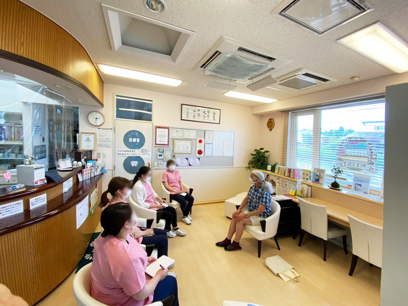 青森県三沢市の歯医者よしだ歯科医院インビザライン治療(マウスピース型の矯正装置)のブログ。今日はジョー先生と英会話研修です