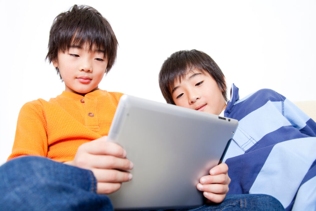 青森県三沢市　歯医者　小児　スマホやゲームによる姿勢の悪化