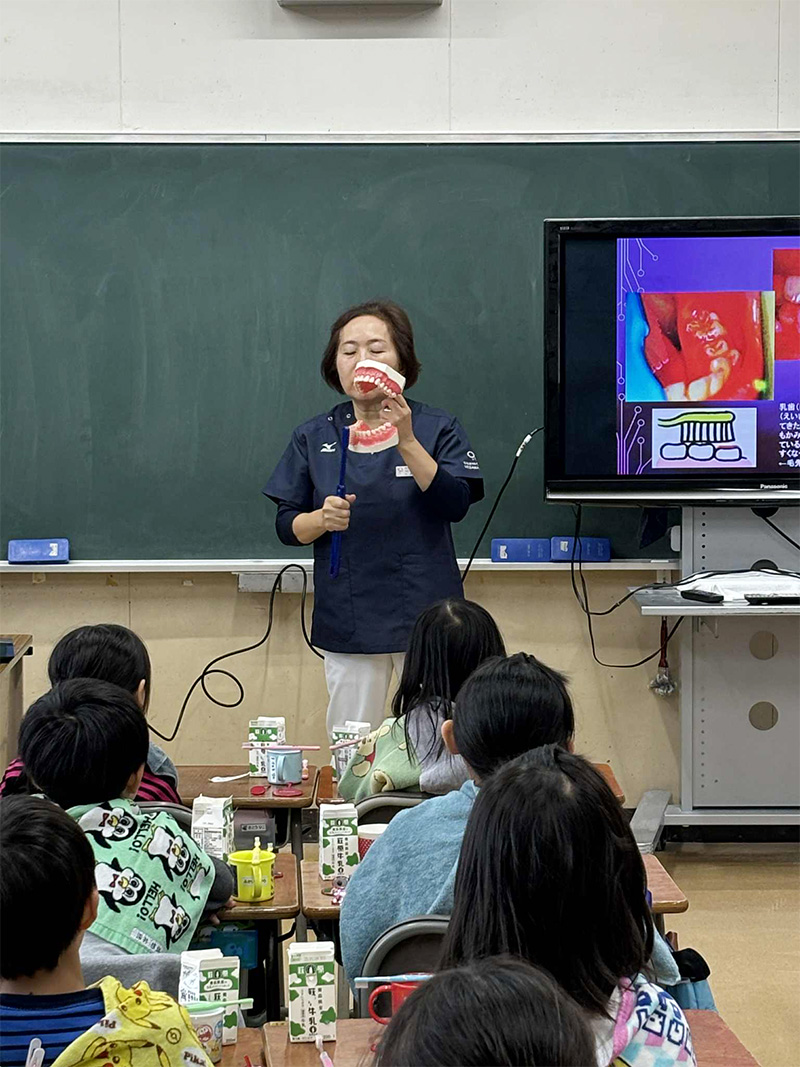 青森県三沢市歯医者よしだ歯科医院インビザライン治療(マウスピース型の矯正装置)歯周病・オーラルケア・虫歯治療・矯正歯科・小児歯科のブログ。今年も3年生のみなさんが、歯みがき名人になるお手伝いに行ってきました!歯磨き指導、第二弾で昨日(2025年11月14日(金))行って来ました。