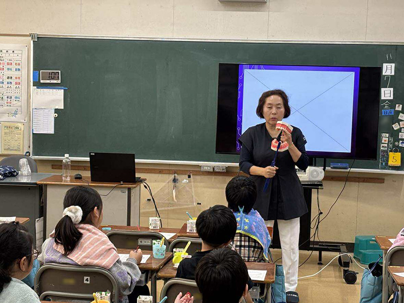 青森県三沢市歯医者よしだ歯科医院インビザライン治療(マウスピース型の矯正装置)歯周病・オーラルケア・虫歯治療・矯正歯科・小児歯科のブログ。今年も3年生のみなさんが、歯みがき名人になるお手伝いに行ってきました!