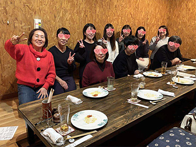 皆で１年の労をねぎらう忘年会を行いました。