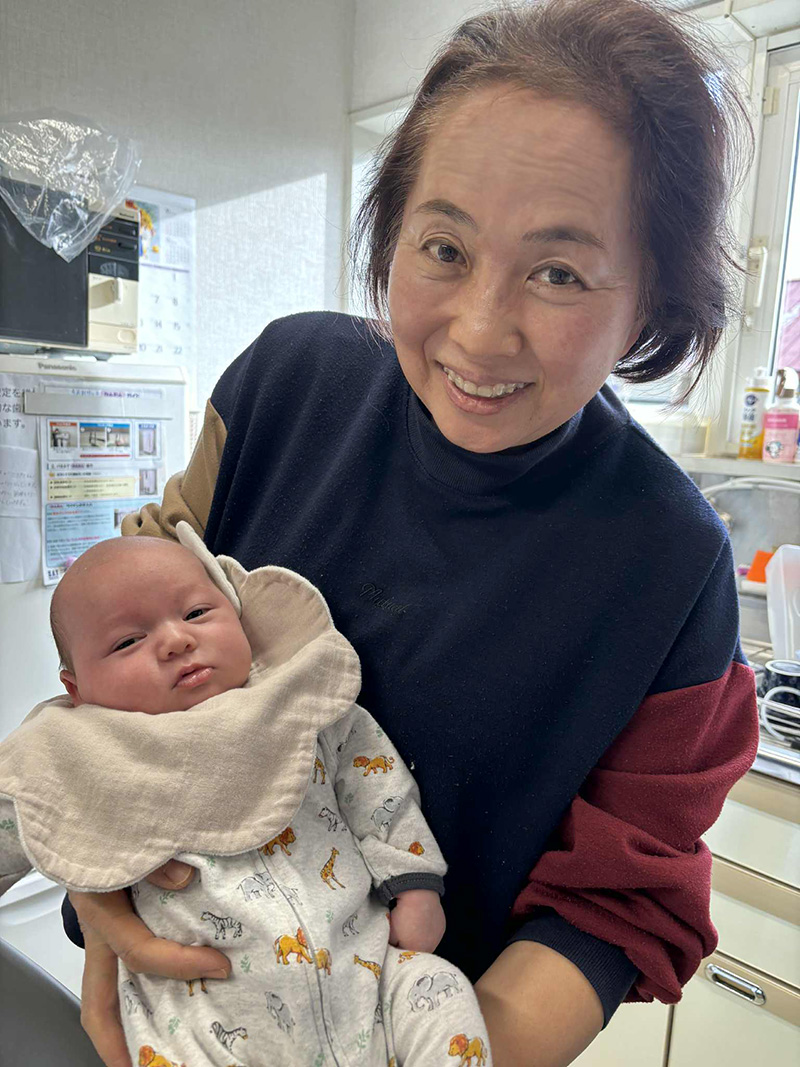 産休中のスタッフが赤ちゃん連れて遊びに来てくれました！