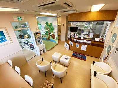 よしだ歯科医院(歯医者)|青森県三沢市|診療案内【明るい雰囲気の待合室・受付】